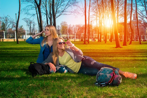 Meninas no parque relaxante — Fotografia de Stock