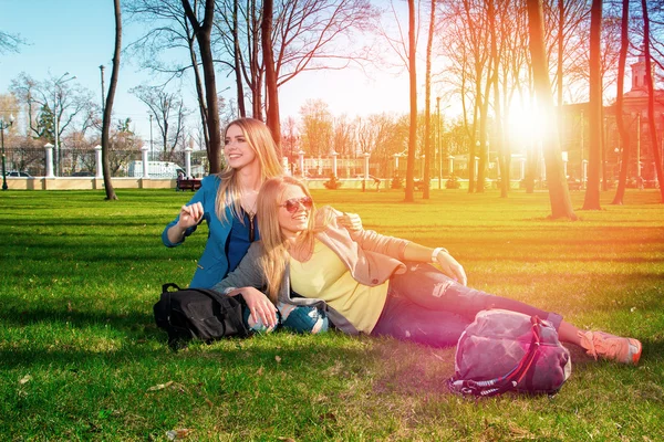 Girls relaxing in the park — Stock Photo, Image