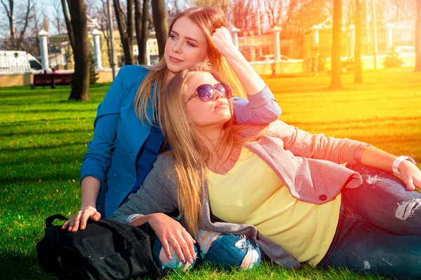 Mulheres relaxando no parque — Fotografia de Stock