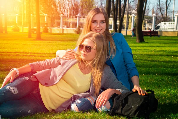 Meninas relaxando no parque — Fotografia de Stock