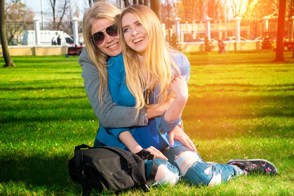 Meninas se divertindo no parque — Fotografia de Stock