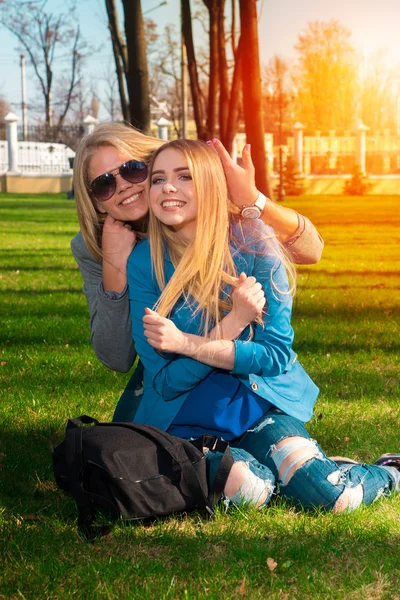 Duas meninas alegres na grama — Fotografia de Stock