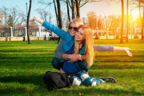 Duas meninas alegres no parque — Fotografia de Stock