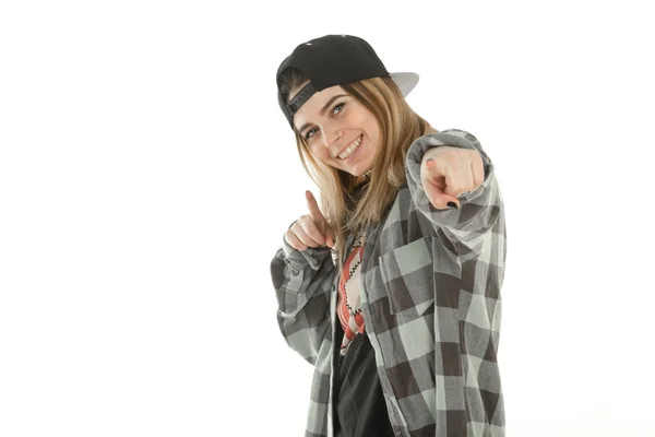 Девушка в одежде в стиле хип-хоп — стоковое фото