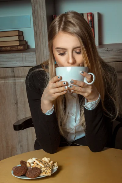 ブロンドの女の子は茶を飲む — ストック写真