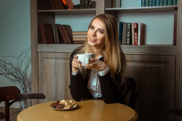 Hermosa chica con taza de té — Foto de Stock