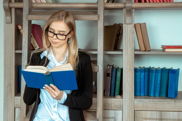 Güzel bir kız bir kitap okuma — Stok fotoğraf