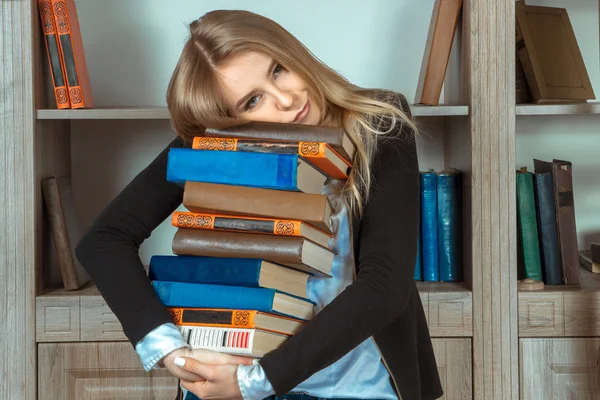 Krásný student s knihami — Stock fotografie