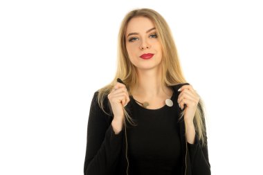 poz şık siyah giysili güzel kadın