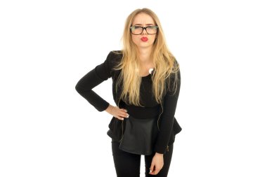 şık siyah giysiler ve poz gözlük güzel kadın