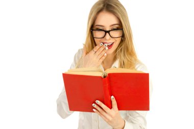 Kız gözlük ve beyaz bir gömlek bir kitap okuma