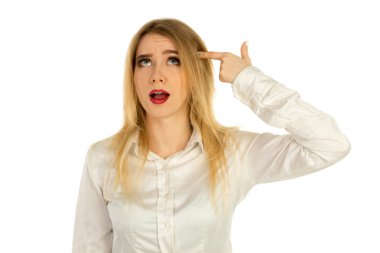 Kız ile parmak parmak silah gösterir