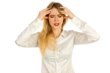 Beyaz gömlekli düşünceli genç kız