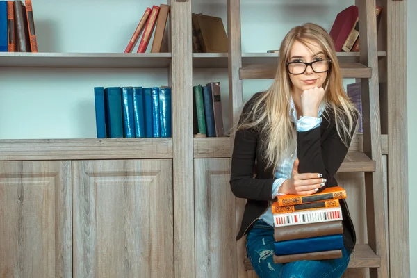 Ragazza bionda con libri — Foto Stock