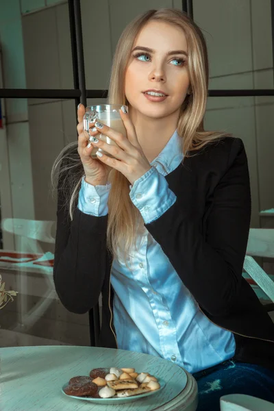 Chica joven con taza de café — Foto de Stock