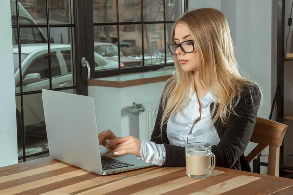 Mujer rubia de negocios con portátil — Foto de Stock