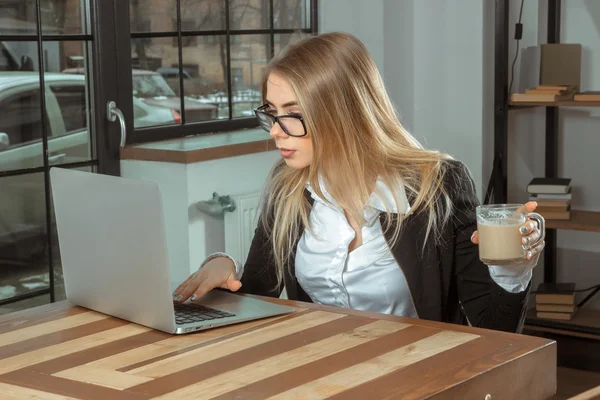 Mujer de negocios joven que trabaja con el ordenador portátil — Foto de Stock