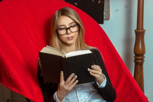 Mooi meisje met bril met een Zwartboek in zijn handen op — Stockfoto