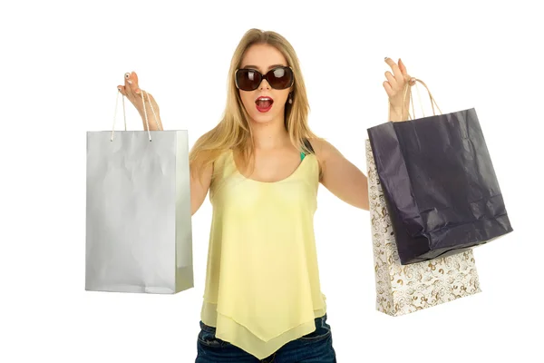 Hermosa chica posando con bolsas de compras — Foto de Stock