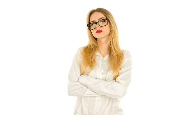 Блондинка в футболке и в очках — стоковое фото