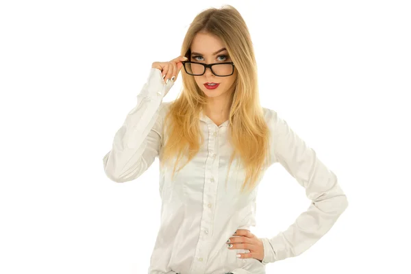 Mujer con camisa y gafas posando —  Fotos de Stock