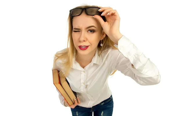 Блондинка позирует с книгами в студии — стоковое фото