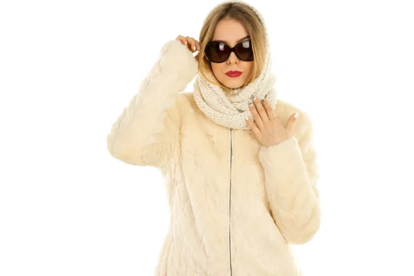 Flicka poserar i en päls kappa och halsduk — Stockfoto