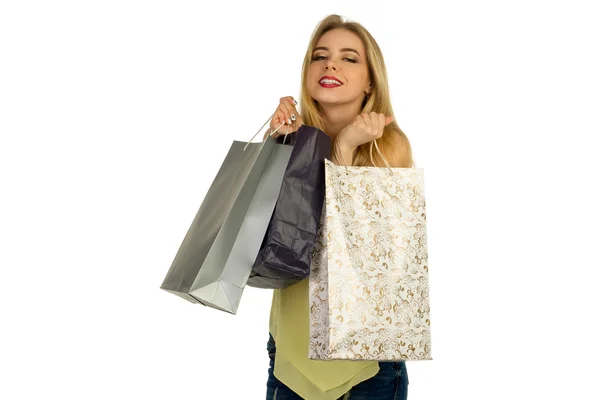 Mooi meisje poseren met shopping tassen — Stockfoto