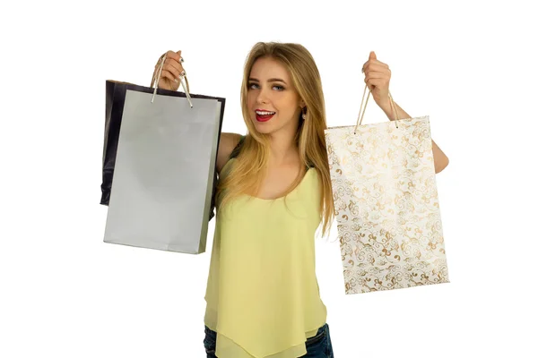 Mooi meisje poseren met shopping tassen — Stockfoto