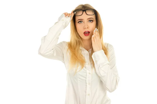 Жінка в окулярах і сорочці позує — стокове фото