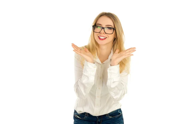 Chica en camisa y gafas posando —  Fotos de Stock