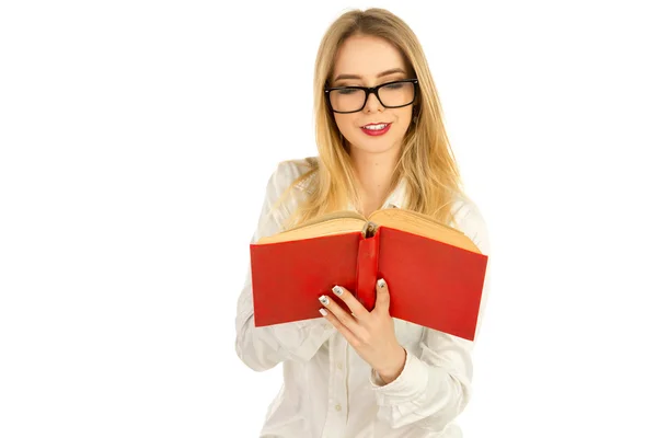 Κορίτσι σε γυαλιά και ένα λευκό πουκάμισο, διαβάζοντας ένα βιβλίο — Φωτογραφία Αρχείου