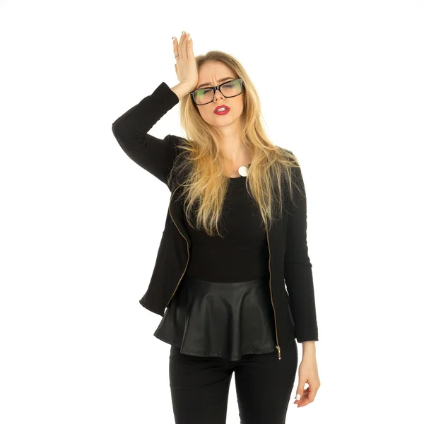 Mujer bonita en ropa negra con estilo y gafas posando — Foto de Stock
