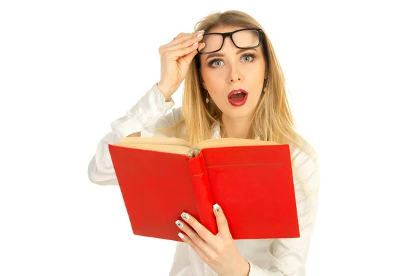 Menina em óculos e uma camisa branca lendo um livro — Fotografia de Stock