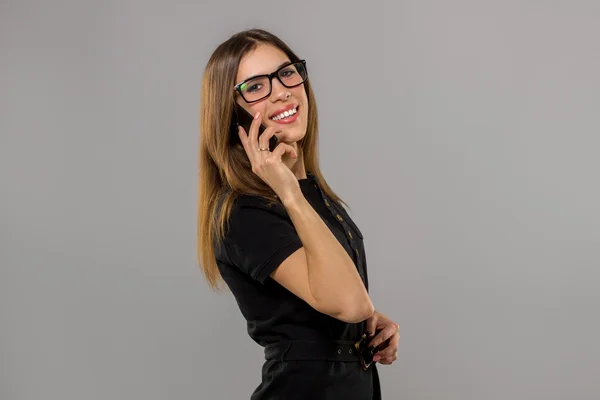 Tjejen i glasögon prata telefon — Stockfoto