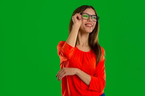 Женщина в очках позирует в студии — стоковое фото