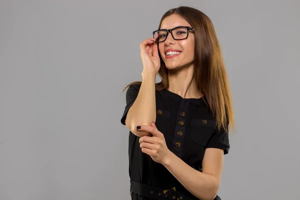 Mädchen mit Brille lächelt — Stockfoto