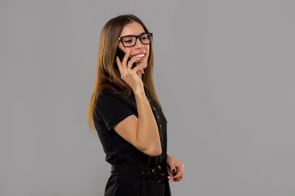 Mujer morena con teléfono móvil —  Fotos de Stock