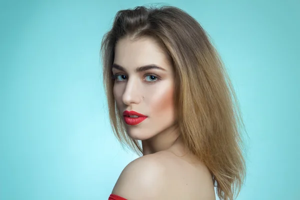 Meisje met rode lippen op blauwe achtergrond — Stockfoto