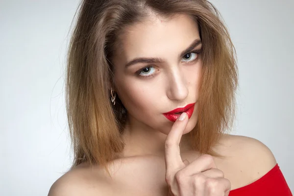 Mujer joven con labios rojos en el estudio — Foto de Stock