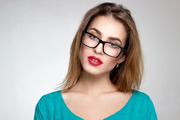 Vacker flicka i glasögon tittar på kameran — Stockfoto