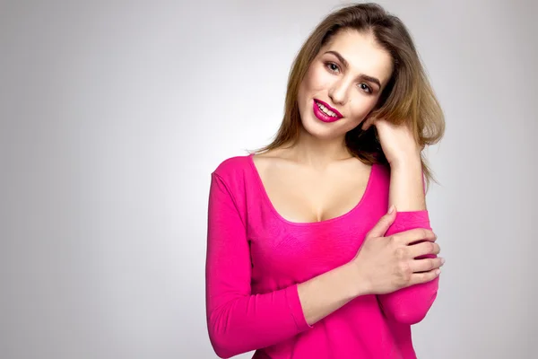 Mooi meisje met roze lippen in studio — Stockfoto