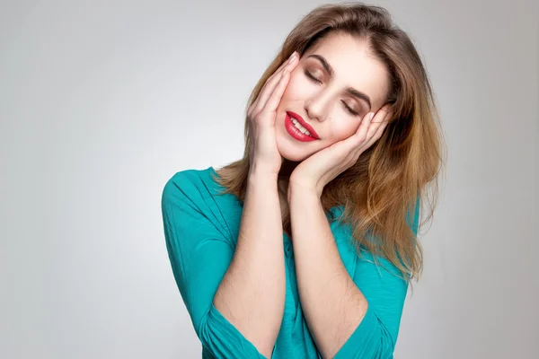 Meisje met rode lippen raken haar gezicht — Stockfoto