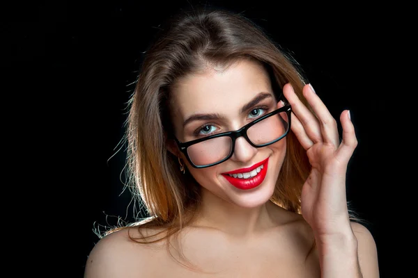 Belle femme avec des lèvres rouges et des lunettes souriantes — Photo