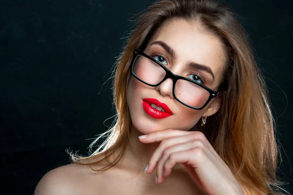 Portret van een vrouw met glazen en rode lippen — Stockfoto