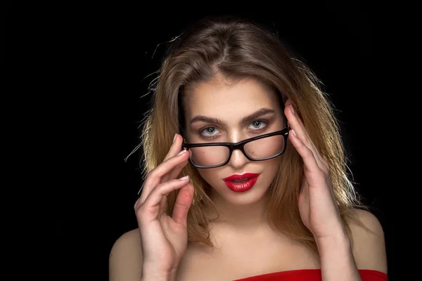 Vrouw met rode lippen en bril in studio — Stockfoto