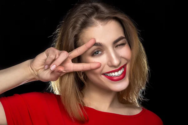 Mujer con labios rojos en el estudio —  Fotos de Stock