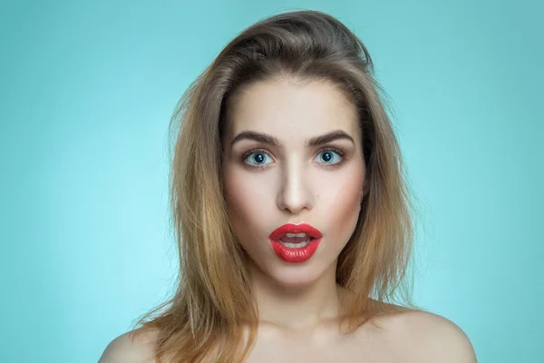 Meisje met rode lippen verrast — Stockfoto