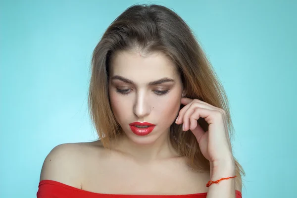 Meisje met rode lippen neer te kijken — Stockfoto