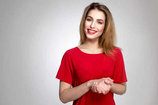 Meisje met rode lippen glimlachen — Stockfoto